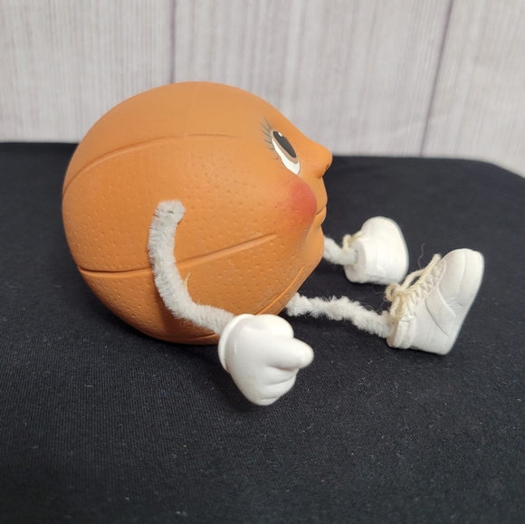 Vintage 80s Kitschy Anthromorphic Ceramic Basketball Dude Shelf Sitter - Picture 2 of 6